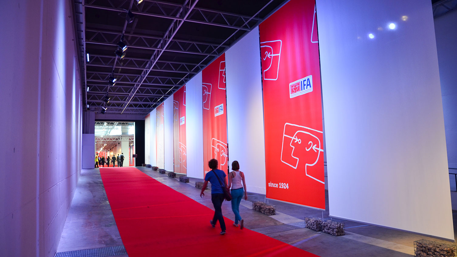 Concourses between the halls